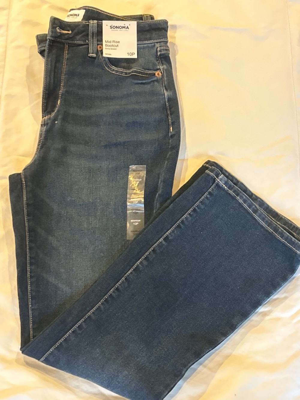 Mid Rise Bootcut petite Jeans